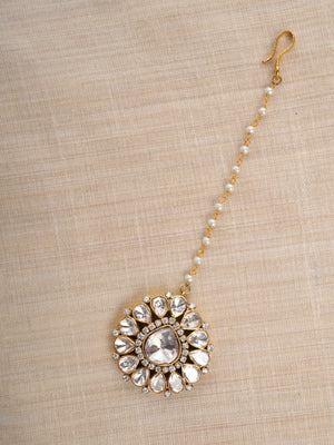 Sitaratna teardrop halo moissanite maang tikka styled on model