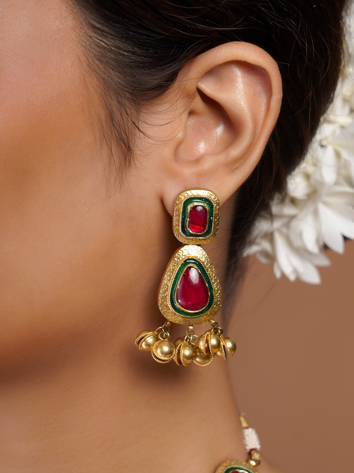 Samragni ruby green antique gold guttapusalu necklace close-up showing repeating teardrop stones and dense gold bead clusters