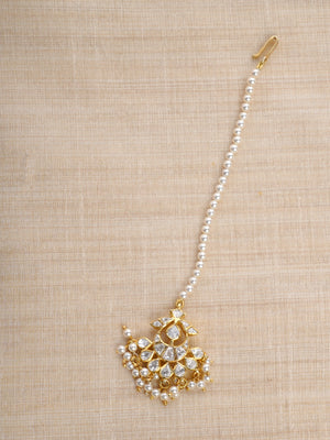 Sitaratna pearl fringe moissanite maang tikka close-up styled on forehead
